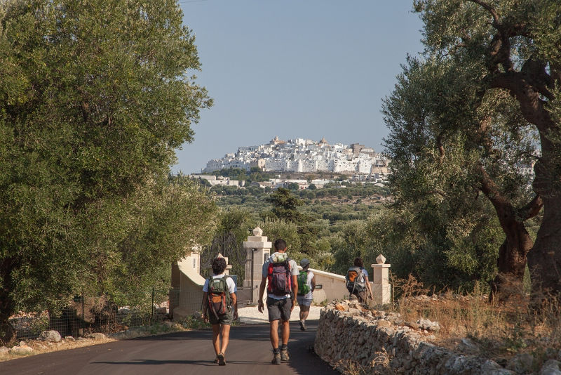 escursionisti verso ostuni